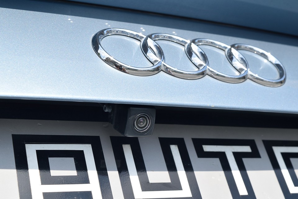 そしてリアナンバー上にカメラがあるということは・・・。