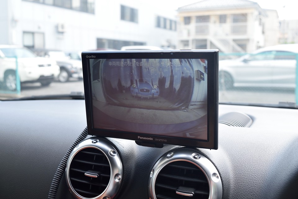 はい、バックカメラで車庫入れも安心！丸いボディなので、確かに目視では車両後端が判りづらいので、これは助かります。