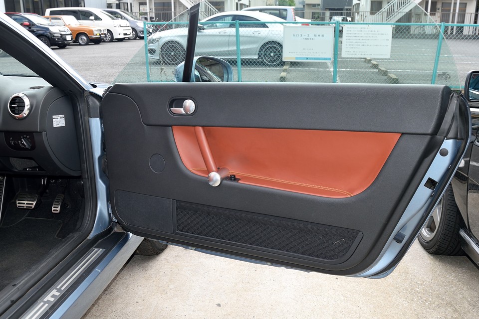 ドア内張りです。ここにもちゃんと茶革が張られているので統一感はバッチリ！手抜かりはないのです！