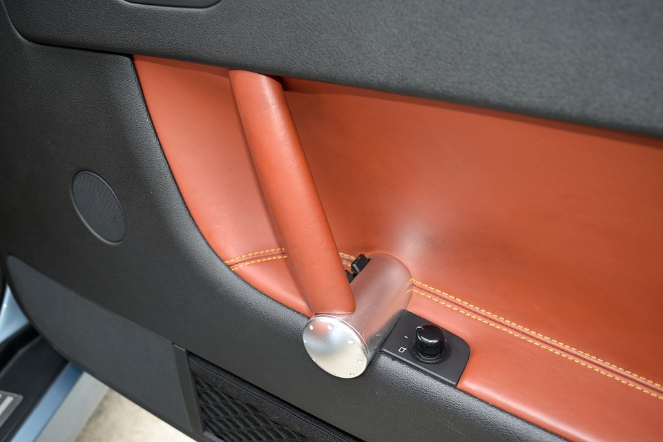 画像では手の触れるインナーハンドル付近に若干の汚れが見えますが、清掃した現在はキレイになりましたのでご安心を。