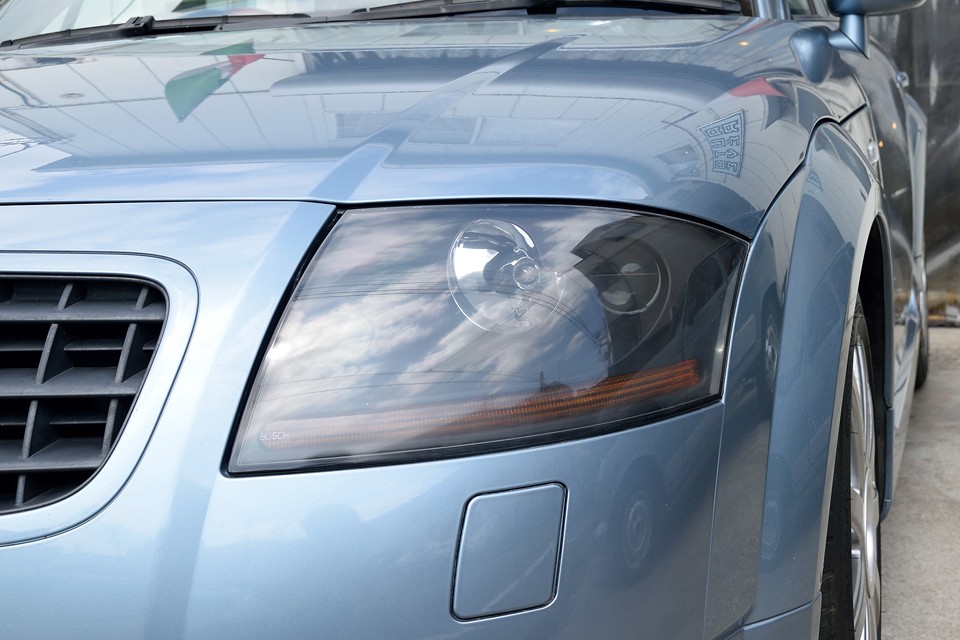 助手席側ヘッドライトはお決まりの黄ばみ劣化がありましたので、ガンバって磨きました！これだけクリアーなら問題ないですよね。