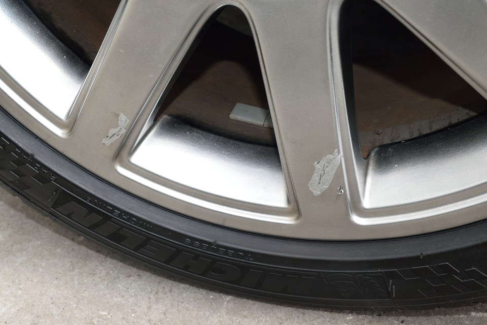 一部目立つキズのタッチアップ跡がコレですが、もう少しちゃんと塗り直ししますので、目立たなくなると思います。