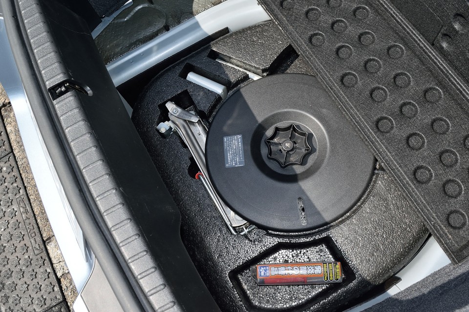 トランク床下のジャッキや工具も揃ってます。いざというとき、これらが有るか無いかが、運命の分かれ道？なのです！