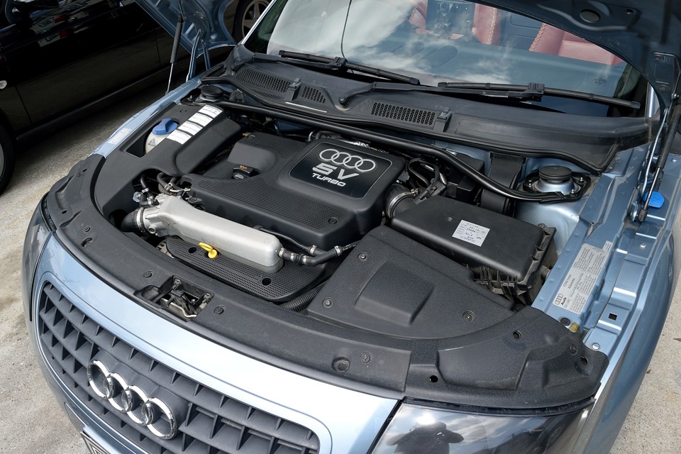 水冷直列4気筒DOHC20バルブICターボ、1780cc、最高出力180ps/5500rpm、最大トルク24.0kg・m/1950～5000rpmを発生するエンジン！車両重量1440kgとちょっと重ためですが、性格はライトウエイトそのもの！