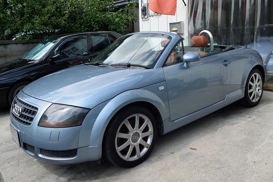 もともとシンプルでスッキリとしたボディデザインがオープンだと際立ちますね。やっぱオープンカーはオープン状態がカッコよくなければいけないのです！