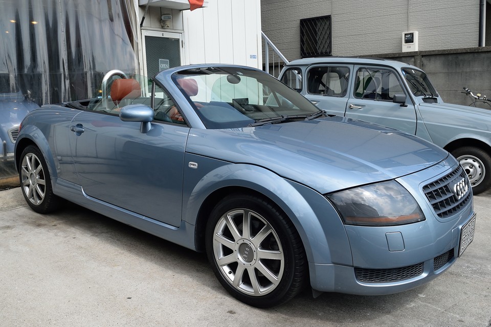 オープン状態だとシートの茶革が差色的なアクセントになってステキですねぇ。幌の開閉も電動で簡単なので、是非オープンでお乗りいただきたいクルマです！