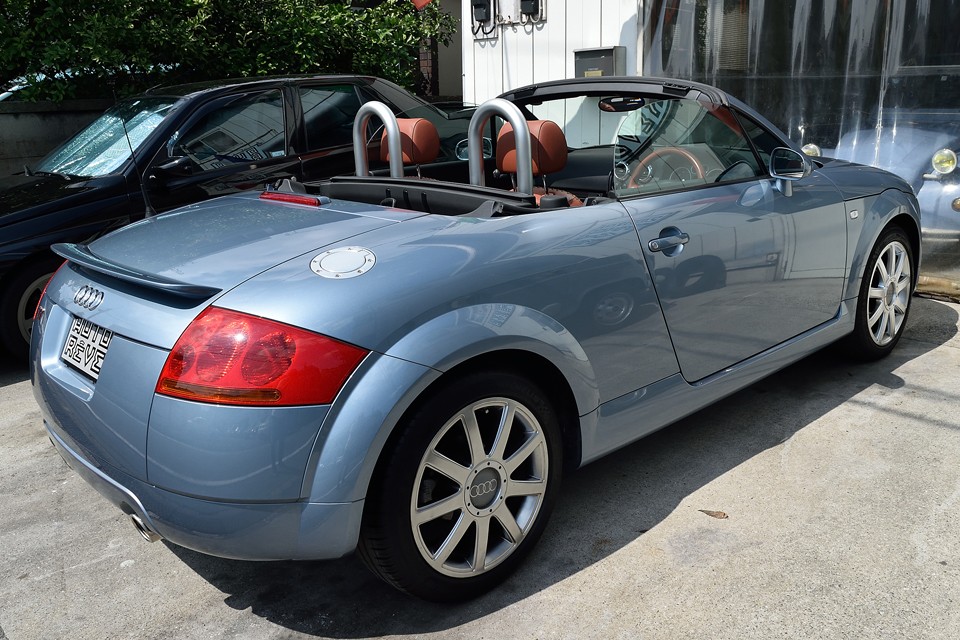 この角度！こんなクルマが前を走っていたら思わず付いていってしまいそうです（笑）