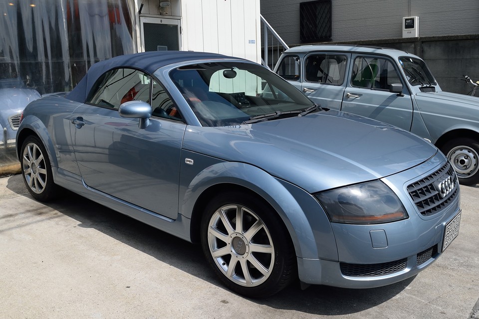 思えばこの初代TTが発売された時、「アウディがこんな斬新で思い切ったデザインのクルマを出すんだ」と、少しばかりの違和感を感じたのを覚えていますが・・・。