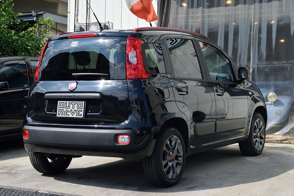 しかも装備もメッチャ充実！当時の最高峰ナビ、カロッツェリアのサイバーナビAVIC-VH0999に、前後ドライブレコーダーも装備！このナビ、今でも中古品が10万円以上で売られているほどのもの・・・当時の価格は・・・ヒエェ～！