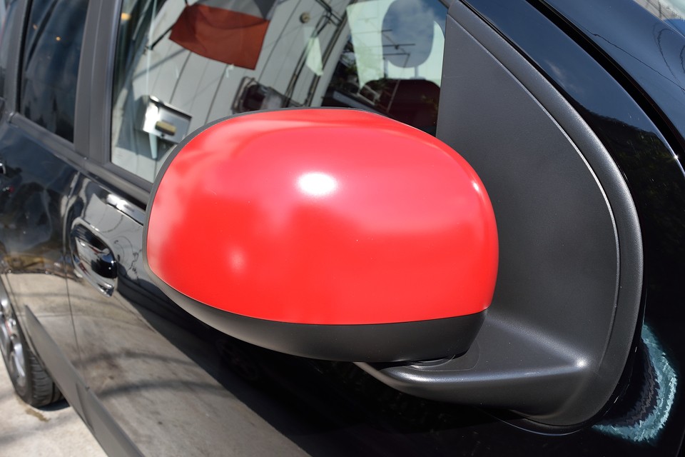 ミラーとルーフレールの赤がイタリアンですねぇ～！しかも艶消しの赤っていうのにこだわりを感じます！細かいところですが、こういうとこ大事！