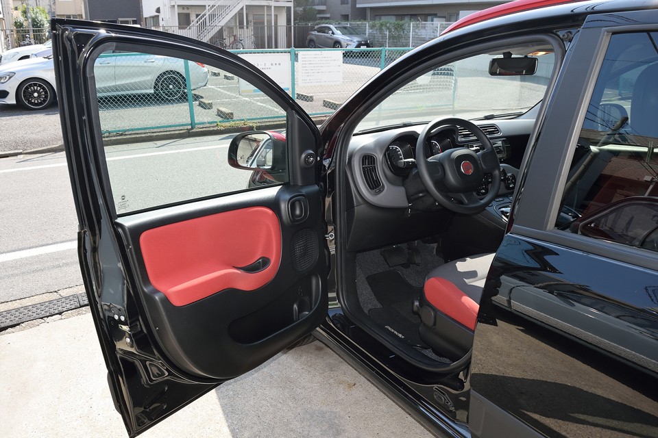 ね、ディーラー車には設定の無い左ハンドル＋AT車！つまりは並行車なのですが、エンジン、ミッション同じなので困る事も無いですしね。個性を求めるなら、むしろ大ありなのです！