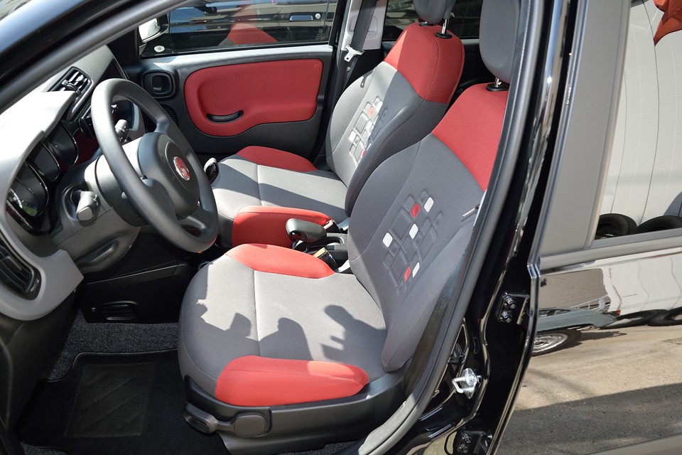 まんま新造形主義のようなシートバックデザインに、このパンダのポリシーを感じます。どこかの国のクルマみたいに、なんとなくこうした的な中途半端なものでなく、クルマ全体がそういう成り立ちなのです！