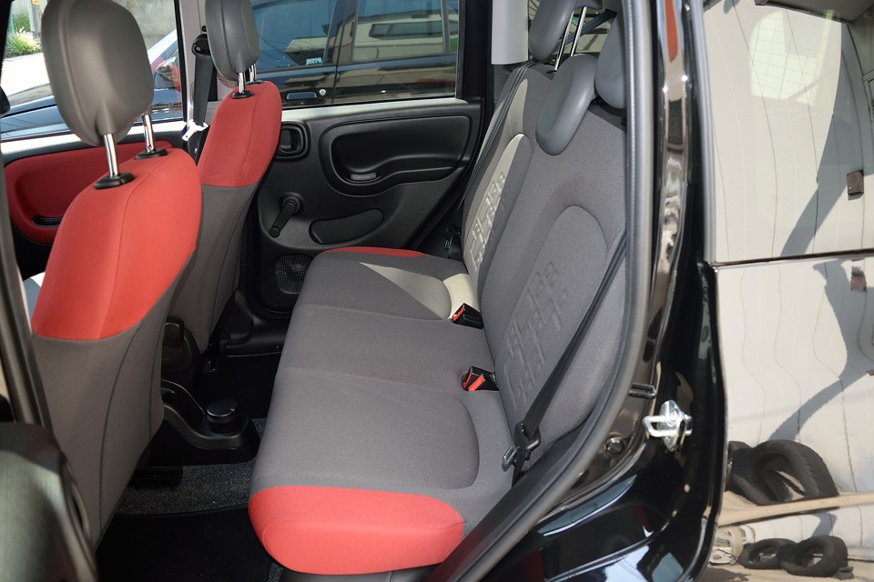 リアシートはほとんどお使いになっていなかったようですね、清潔そのもの！