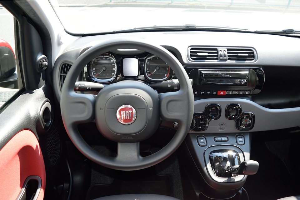 その上、角丸のスクエアで同じ操作系はまとめられ判りやすく、見た目にもスッキリと統一感を感じる・・・デザインが機能を果たしている好例！