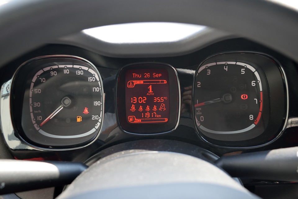 実走行1.2万km！平成28年車ですので年平均4,000kmほど。輸入車では良くある初期トラブル時期もちょうど超えて、状態的にも、お値段的にも良い時期ではないかと・・・。