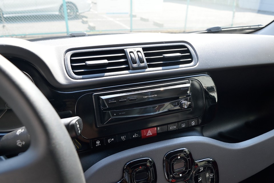 ノーマルではオーディオの位置ですが、カロッツェリア製フリップアップ型のナビを装備！オーディオ再生のみの場合はこの状態ですが・・・。