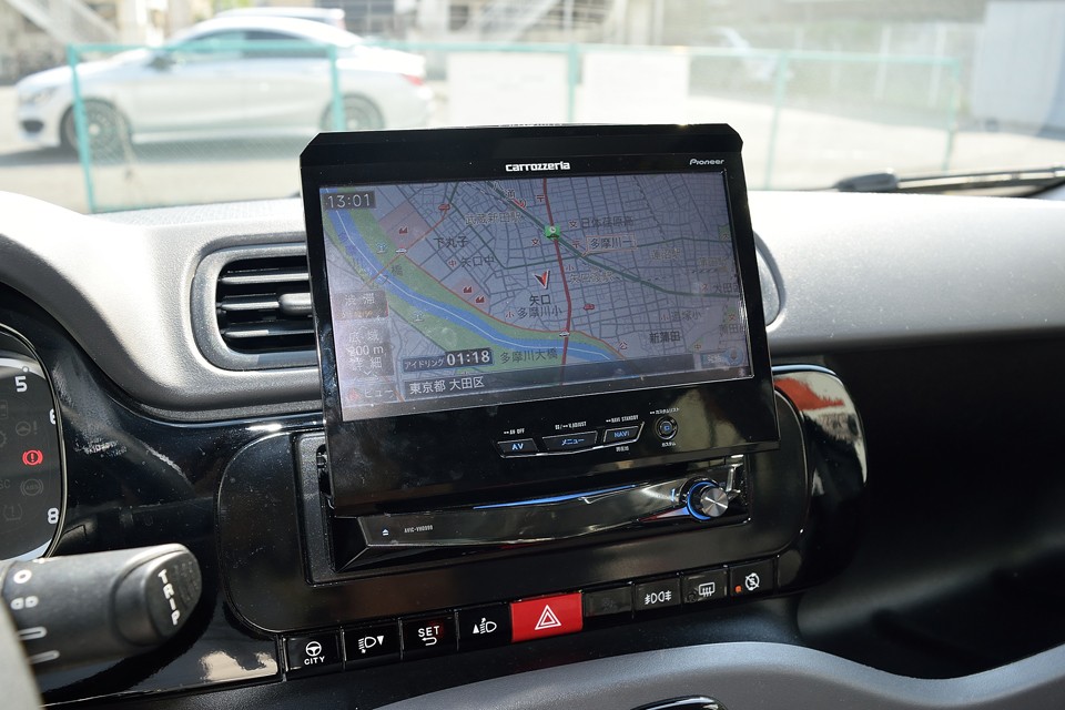 ナビやその他の操作時はディスプレイが立ち上がるスグレモノ！ダッシュ上面にポータブルナビなんかを簡単に設置しても良いのですが、かなり遠く、視界をさえぎるので、パンダにはこのタイプのナビが最適かと！高機能ですしね。