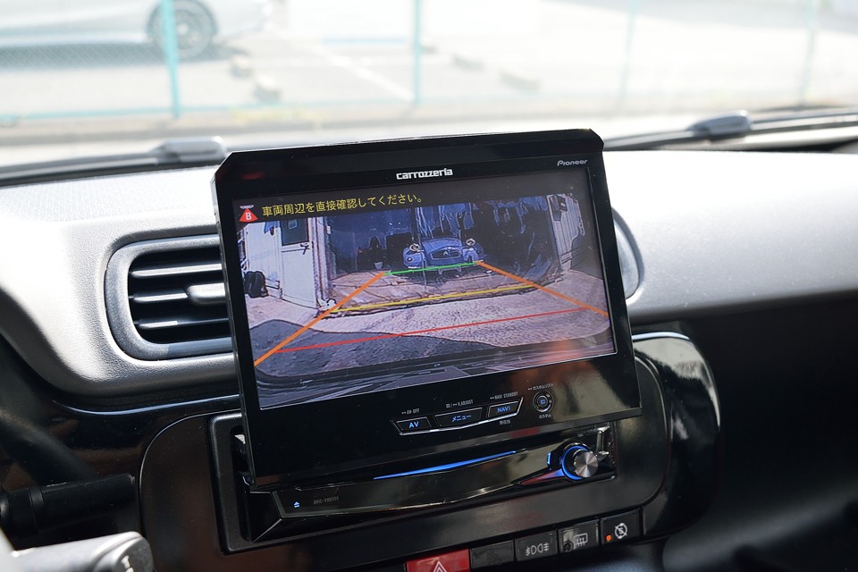 ポータブルナビでは対応する機種が少ないバックモニターも、このナビならもちろん装備！これで車庫入れも安心ですよ～！奥さ～ん！（笑）