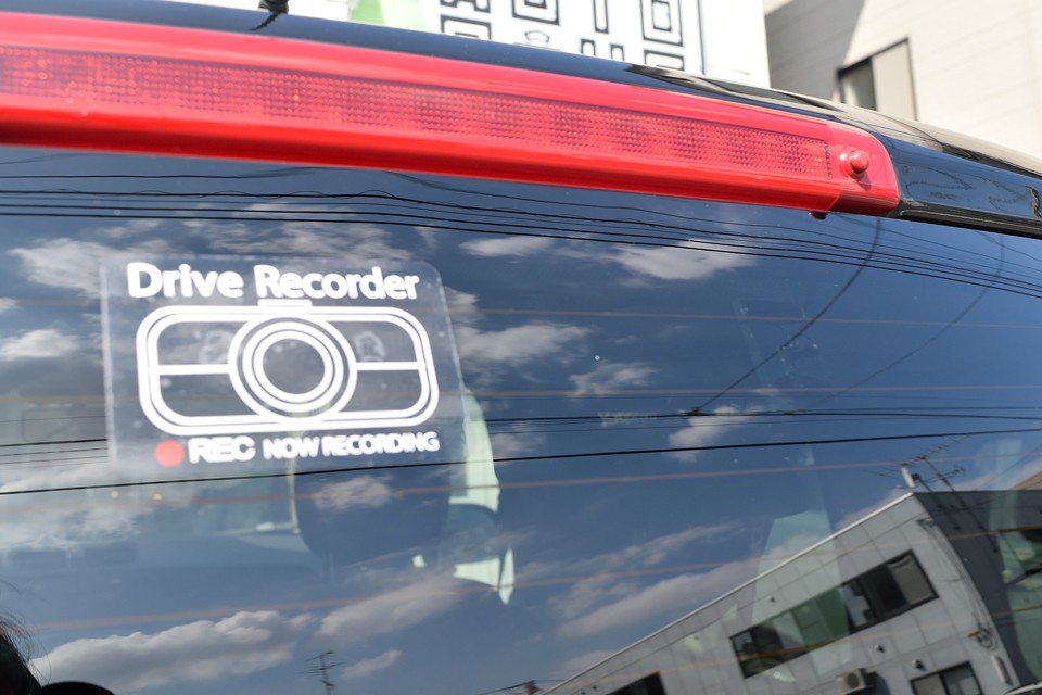 そして最近ちまたでは「あおり運転」なる非常識なことをする輩が残念ながらいるので、身を守るために有効なリア用ドライブレコーダーも装備！画像では判りづらいですが・・・。