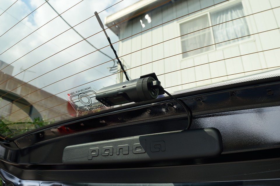 はい、ちゃんと装備してます。リア録画中のステッカーも貼ってあるのであおり運転に対する抑止力は絶大かと！