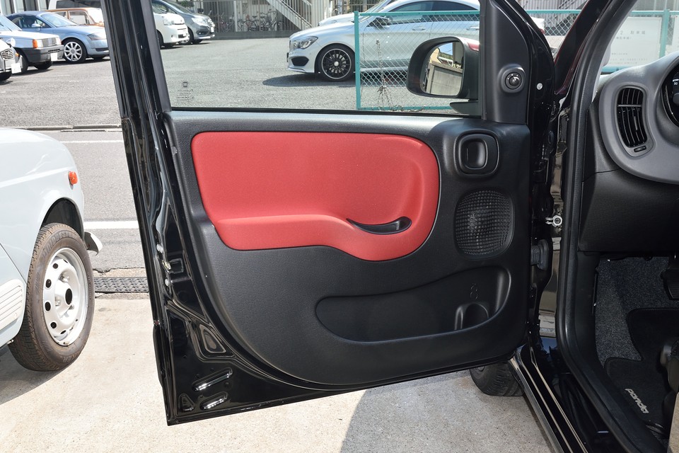 一番汚れやすい運転席側ドアの内張りです。目立つ汚れもなく、とっても清潔な印象！スピーカーも角丸の四角デザイン・・・こだわりますねぇ。