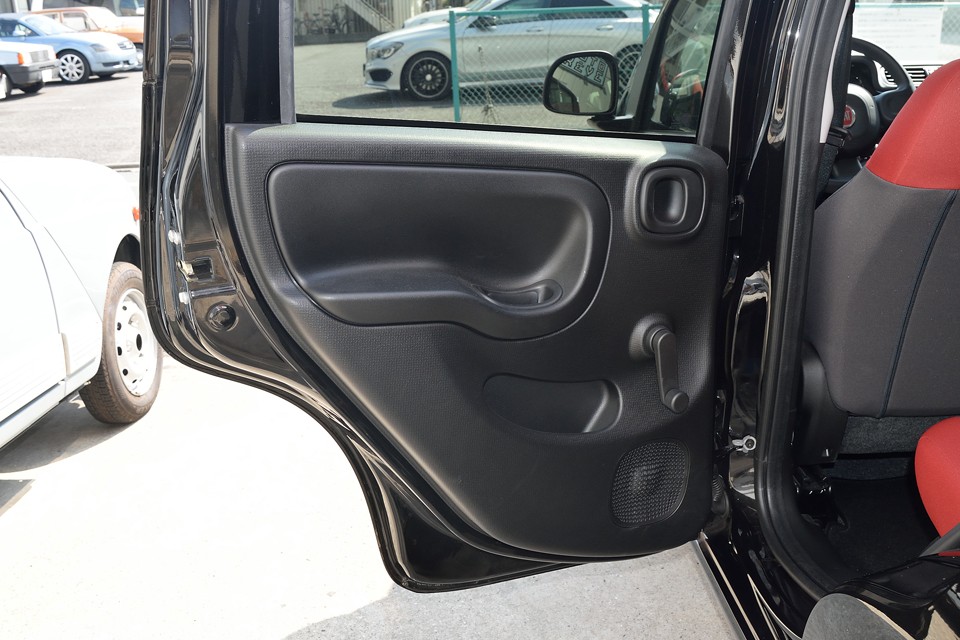 リアドアの内張りです。リアは手動ウインドウで黒一色・・・これはコンパクトカーならではの割り切りかと・・・そういうとこは、こだわりませんねぇ（苦笑）