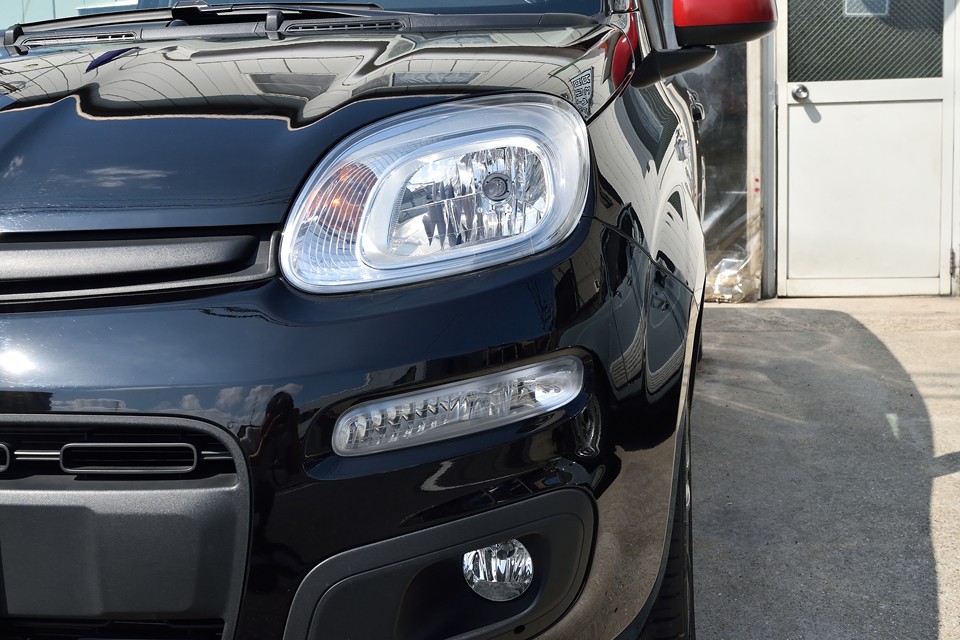 上段から、ヘッドライト＆ウインカー、デイライト、フォグランプ、いずれも曇りは無く、とってもクリア～！ちなみに最近の欧州車に多いデイライトはエンジン始動時は常に点灯し、消灯は出来ませんので念のため。