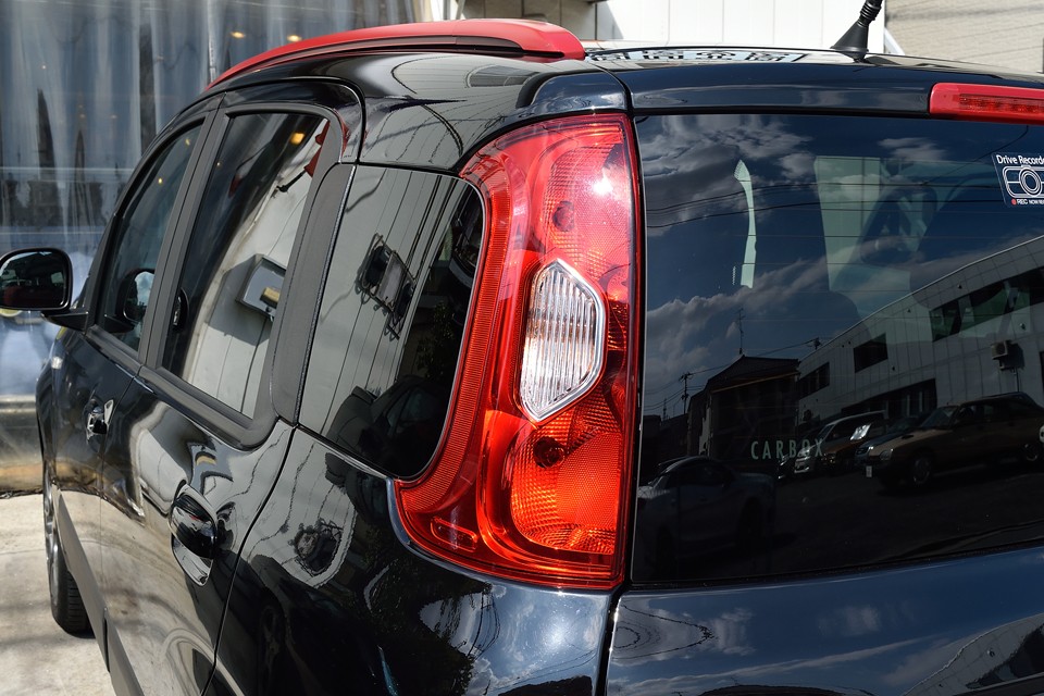 リアレンズもご覧の通り、とってもクリア～！ドアミラー～ルーフレール～リアレンズと続く赤が効いてますねぇ～！