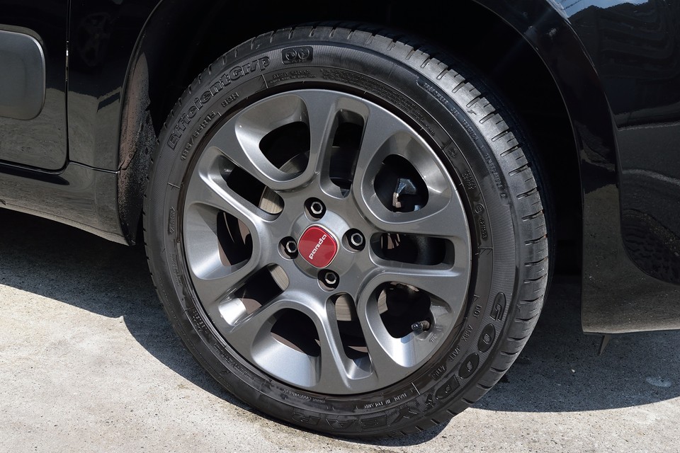 純正ホイールはもともともっと白っぽいシルバーですが、前オーナー様により、ご覧のガンメタに塗装済！ブラックボディにはドンピシャ！これはセンス以外の何ものでもないのです！素晴らしい～！