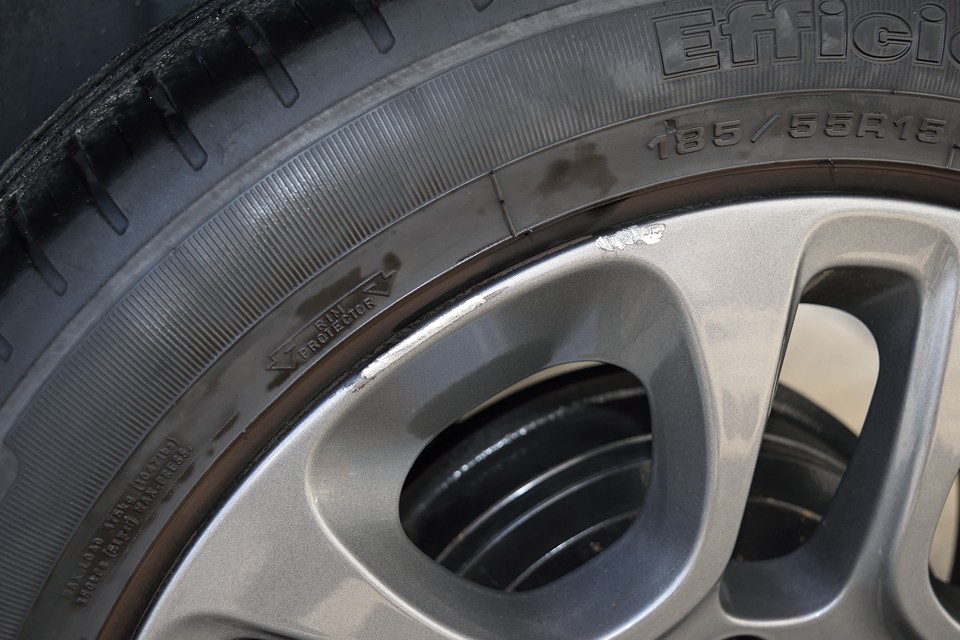 唯一ホイールで目立つキズがコレ。タッチアップ補修させていただきますので、ほとんど気にならない程度になると思います。