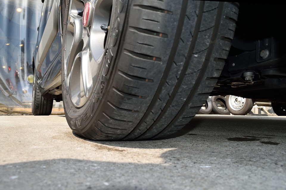 タイヤは現在DUNLOP製のもので、サイズは185/55R15。残山は7分山というところでしょうか、当分交換の必要はなさそうです。交換するにしてもお財布にやさしいリーズナブルなサイズ！