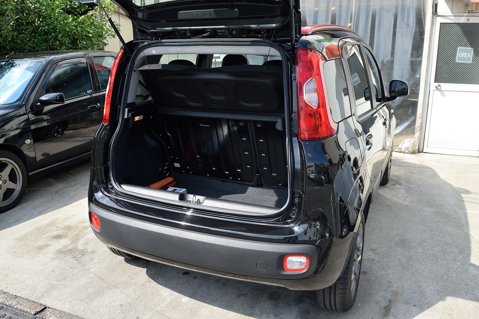 トランクハッチはこれだけガバッと開きますので、荷物の積み下ろしは楽々！