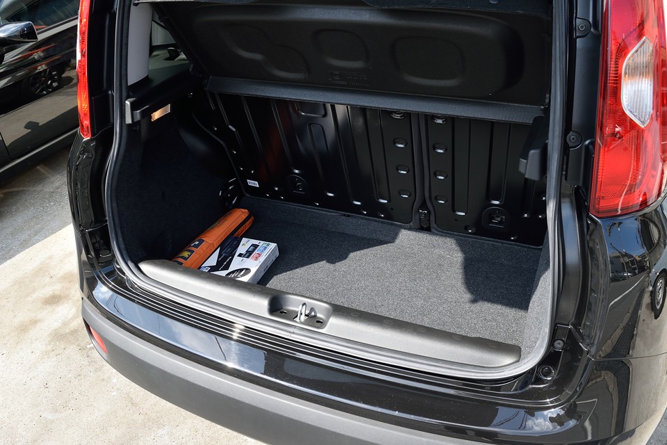 そのボディサイズを考えれば、このトランクスペースは優秀！高さもあるので容量は意外とあります！もちろんリアシートはワンタッチで畳めますので、更に大容量に！