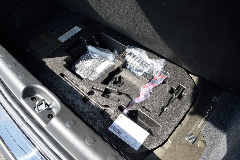 附属の工具類もほぼ手付かず。普段は全く気にすることの無い工具ですが、いざというときにはとっても大事！無いなんてもってのほか？！