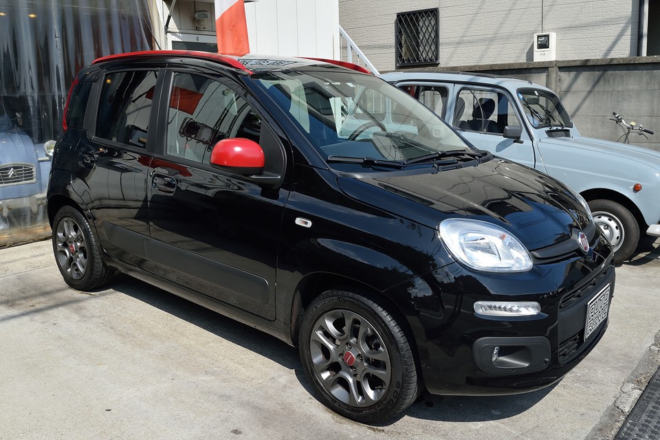 ここでもう一度おさらい・・・自動車税の安い875ccのツインエアーエンジンを搭載した平成28年式パンダで、左ハンドルのAT（デュアロジック）！そしてご覧のスペシャルカラーリングでワンオーナー車！