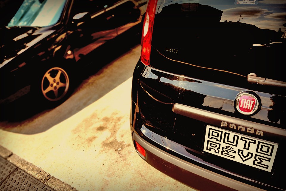 左右非対称形状の「鉄板グリル」と呼ばれるフロントグリルや、パイプフレームに布を張っただけなのに、座り心地は秀逸な「ハンモックシート」を装備し・・・。