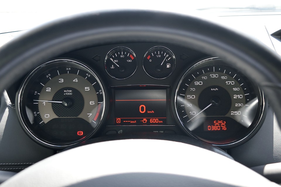 実走行3.8万km！1600ccのクルマなのに時速260kmまで刻まれたスピードメーターにこのクルマの性格が表れてますね。ちなみに気になるタイミング方式は・・・チェーンですのでご安心を！過去整備記録もすべてプジョーディーラーにて実施！これまた安心！