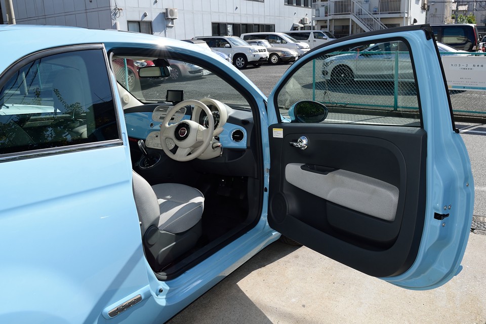 ボディデザインもさることながら、インテリアのおしゃれでカワイイ仕上がりも秀逸！それではご覧くださいませ～！