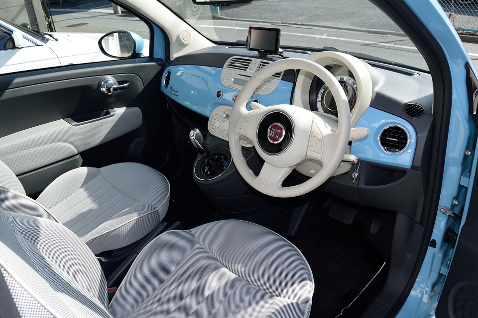 まず目を引くのが、ボディ同色のダッシュパネルと大きな丸メーター！ボディデザインと同じテイストで統一されたPOPなインテリア！