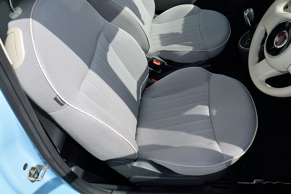 一番使用感の出やすい運転席でもご覧の通り！目立つ汚れ、破れ、ヘタリも無く、とっても清潔な状態！気持ち良くお乗りいただけると思います！