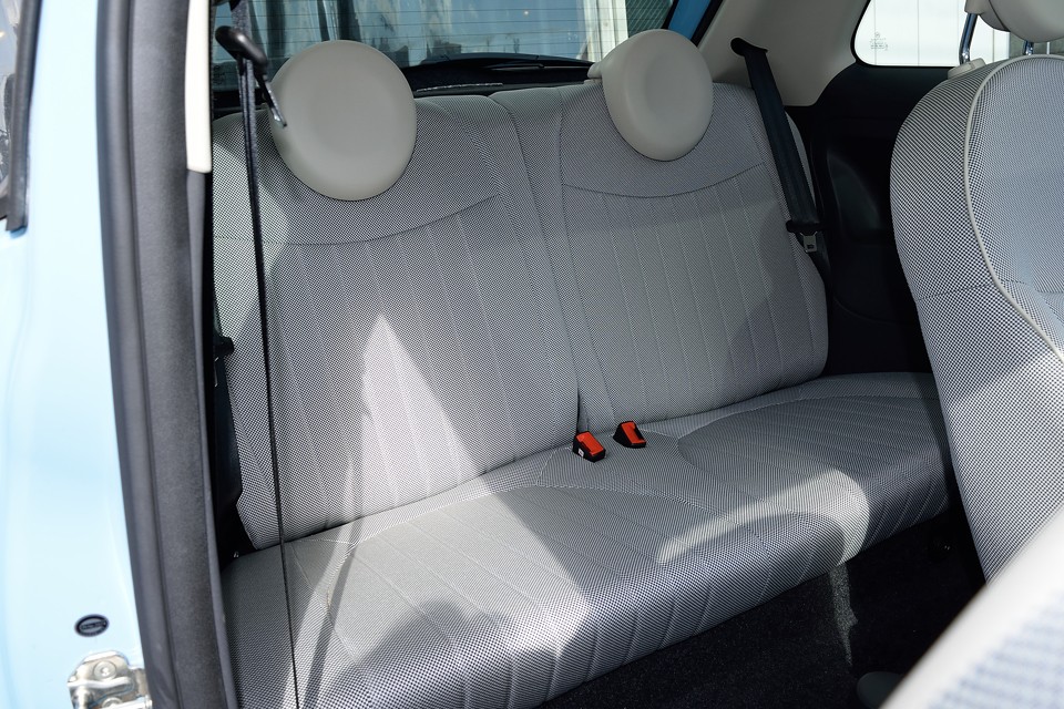 後席に至っては、これはもう未使用？！と言ってもいいくらいかと・・・言いませんけど（笑）