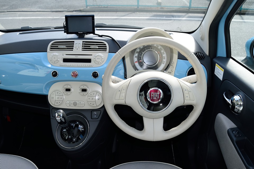 丸や楕円、曲線を基調にした柔らか～いデザインは、チンクの性格にピッタリ！見ていてストレスを感じないどころか、癒されるインテリアってスゴイ！