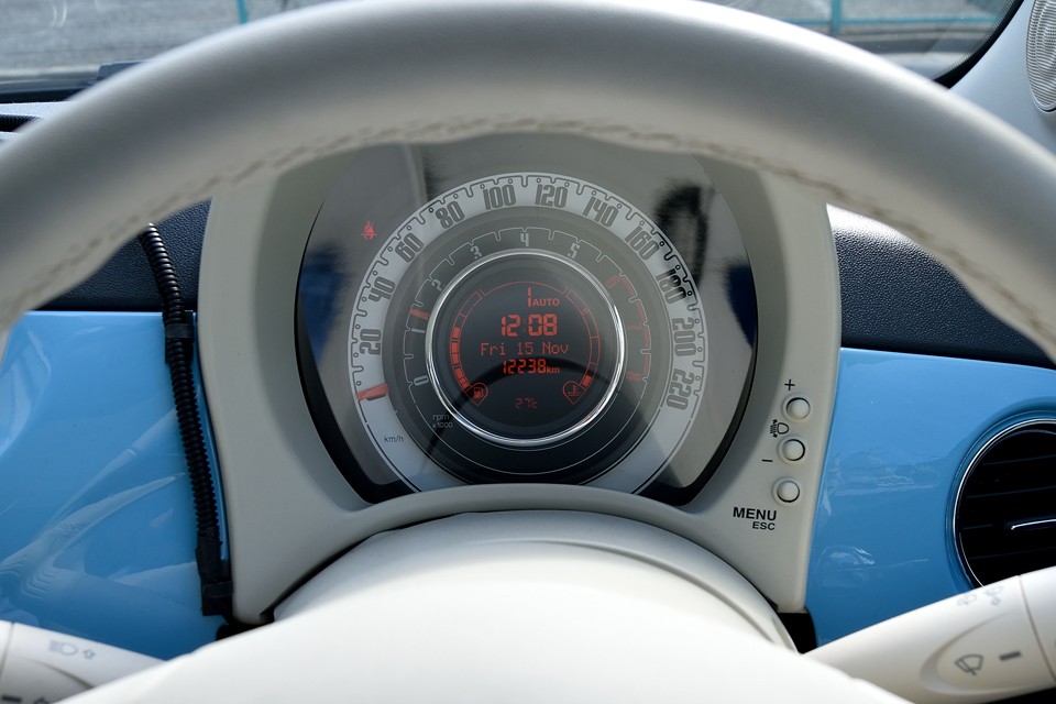 実走行1.2万km！ガッツリコストを掛けて造る高級車とは違い、チンクのような大衆車は、走行距離の多い少ないが如実に車両状態に反映されるので、少ないに越したことはないのです！