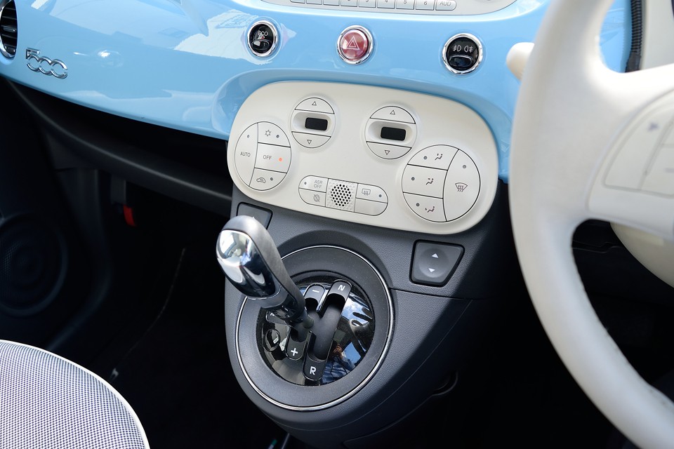 ミッションはフィアットお得意のセミオートマの「デュアロジック」！変速時のタイムラグ云々なんて話を良く聞きますが、これは変速操作の必要の無い、楽なマニュアル！だと思えば何の違和感もないのです！