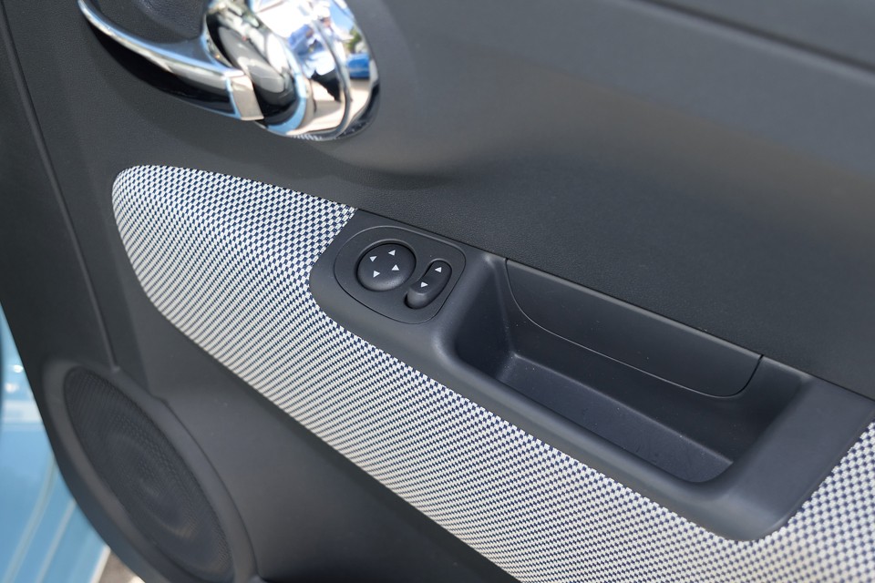 ここも使用感の出やすいドアのスイッチ周りですが、この通り！潔癖症の方でも大丈夫な状態ではないかと・・・。