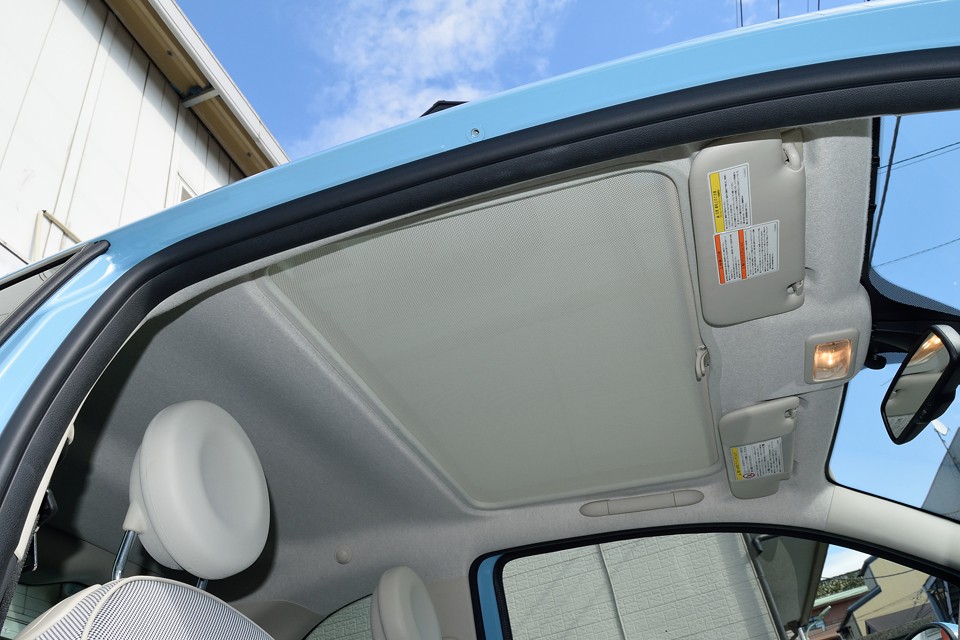 天張りです。比較的汚れが目立ちやすいはずの白系ですが、汚れや変色等の経年劣化はほぼ感じない状態です！ウインドウスクリーンもワンタッチ操作で・・・。