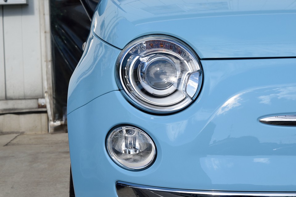 ヘッドライト、スモールライトのレンズも全くもってクリア～！・・・にしても、まつ毛と目頭があるライトって・・・（笑）