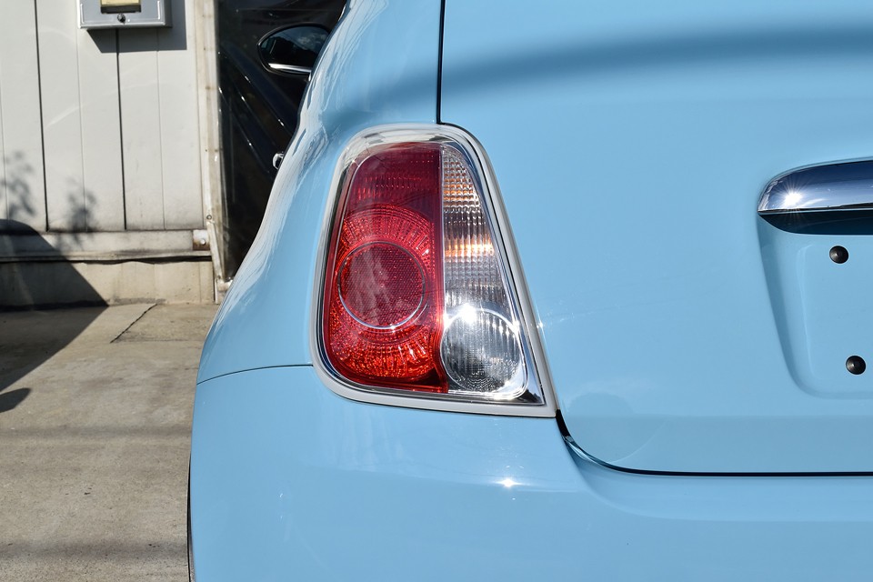 リアレンズもこの通り！赤い部分だけ見ると縦長の長方形になってるのは、初代チンクのイメージを踏襲しているんでしょうね。イタリア人にあるまじき？！芸の細かさ～！