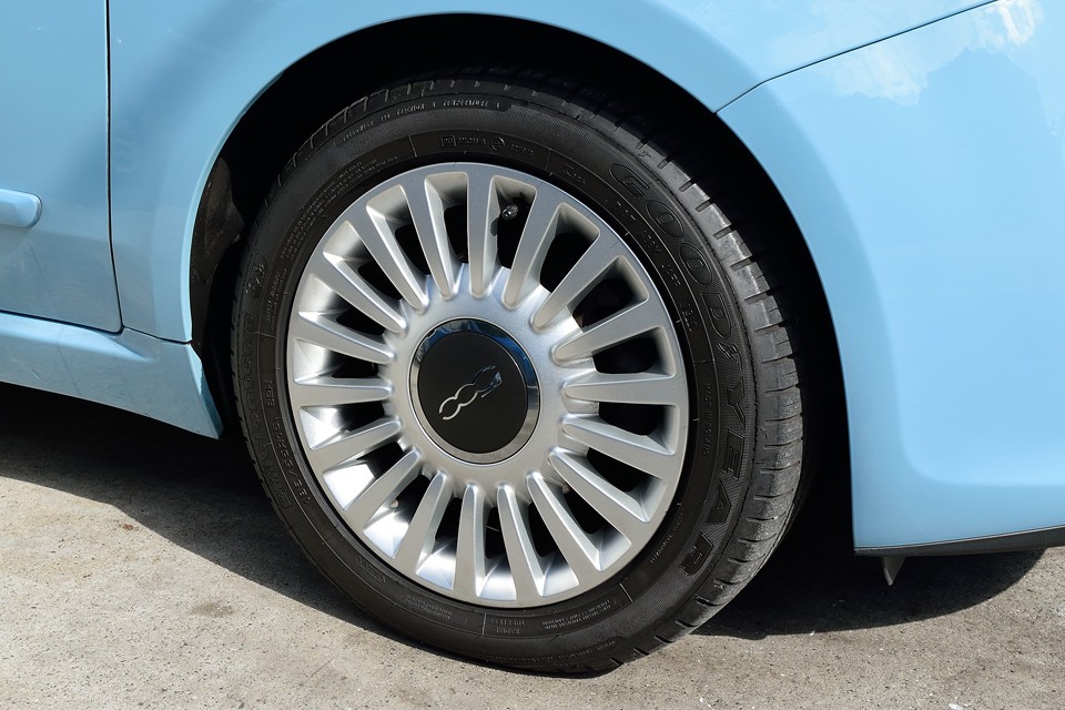 ラウンジ専用の純正アルミホイールも無キズ！3周まわって見ましたから間違いない！・・・はず。タイヤはGOODYEAR製でサイズは185/55R15。比較的安価なサイズですので、維持費もお安いですよ～奥さ～ん！（笑）