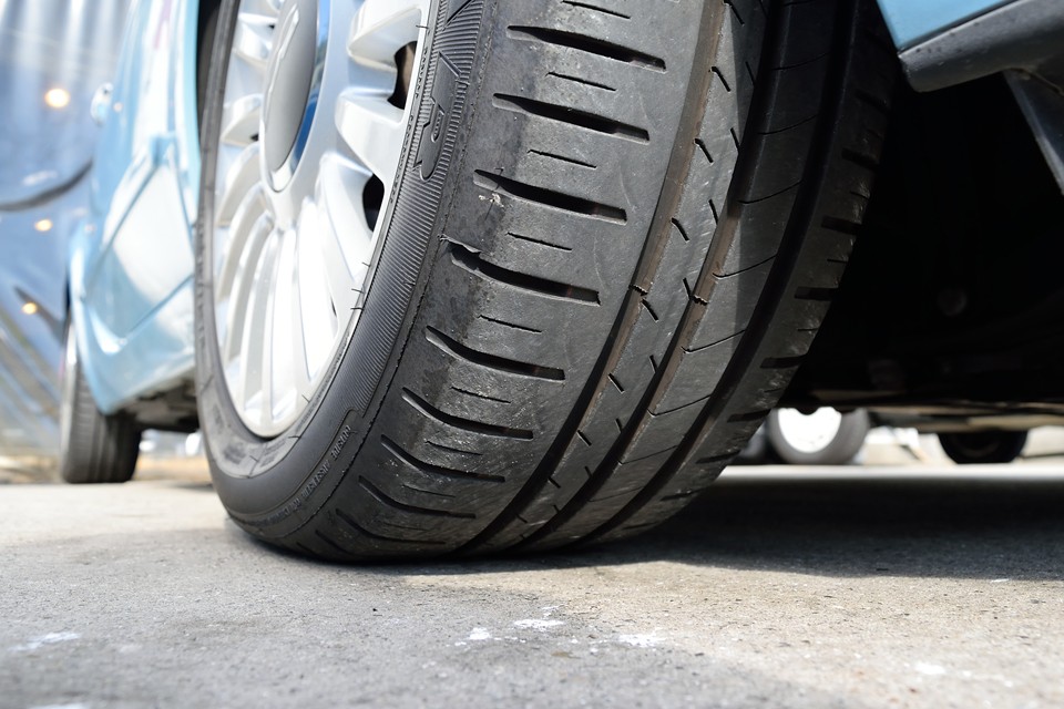 タイヤ残山も6～7分山というところでしょうか。当分交換の必要もなさそうですよ～、奥さ～ん！（苦笑）